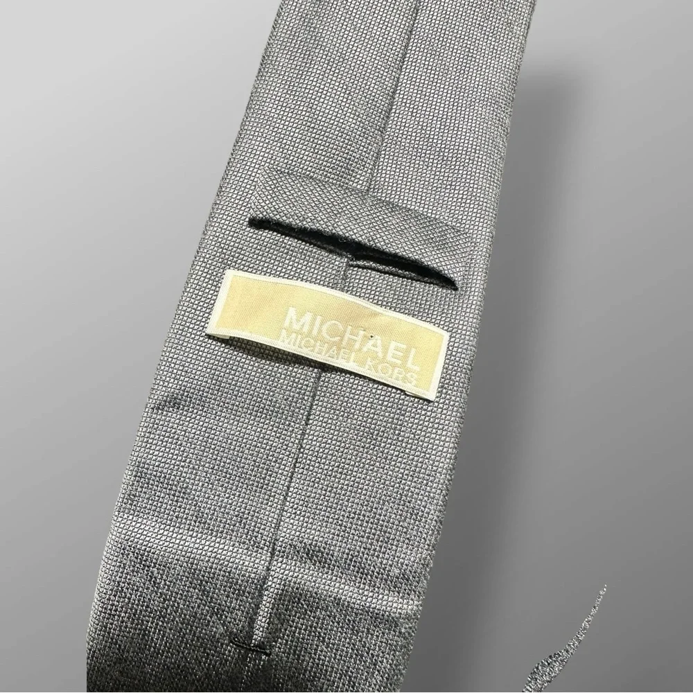 Michael Kors Men’s Silver & Blue Silk Blend Tie 58″ Elegant Classic